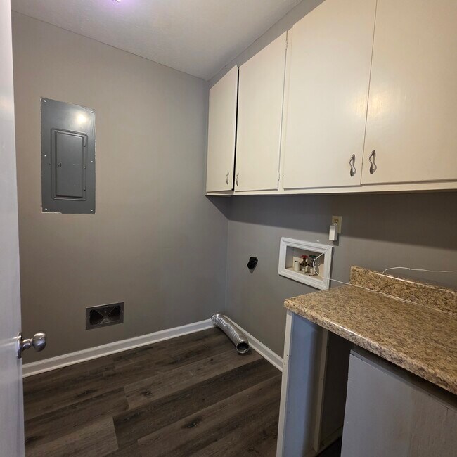 Building Photo - 825 Community Ave