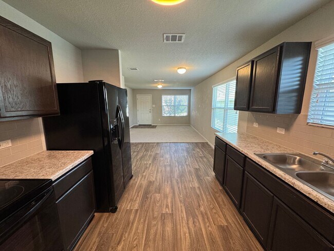 Building Photo - CUTE ONE STORY HOME FEATURING 3 BEDROOMS /...