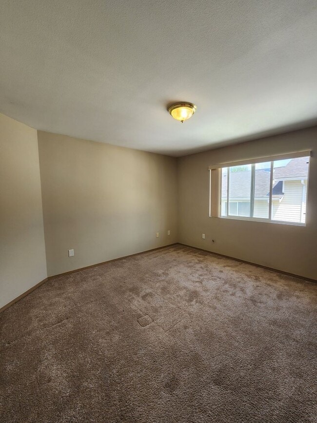 Building Photo - Beautiful 2 bed 2.5 bath Townhome Monroe $2545/mo