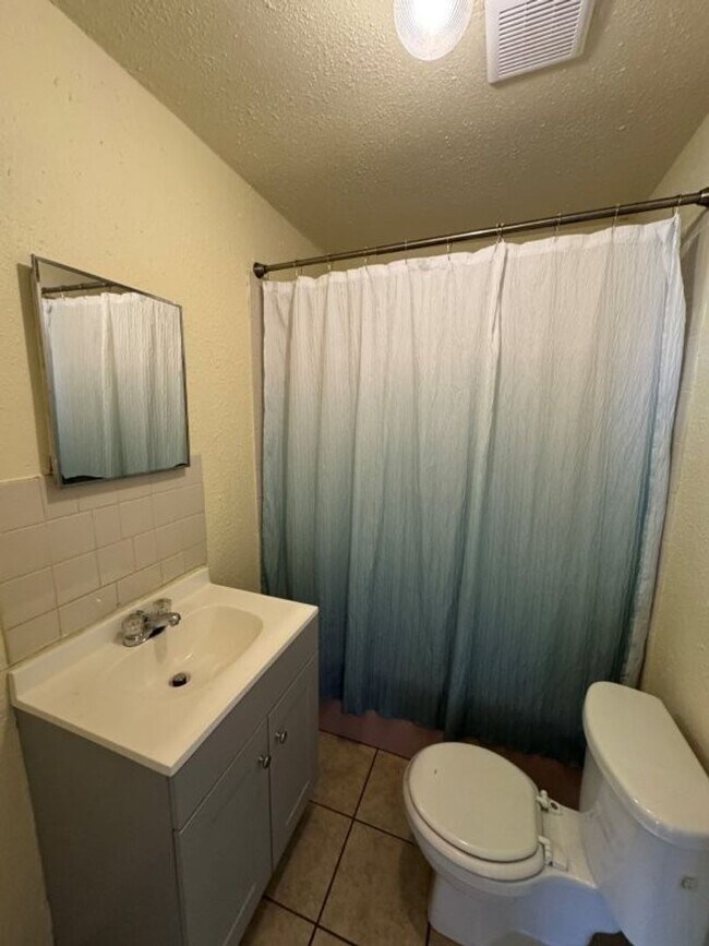 Building Photo - 5 bed 1 bath in Okc! large, fenced yard, i...