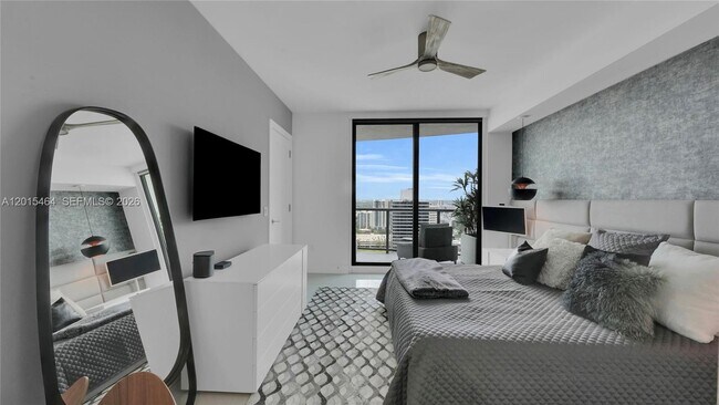 Building Photo - 100 E Las Olas Blvd