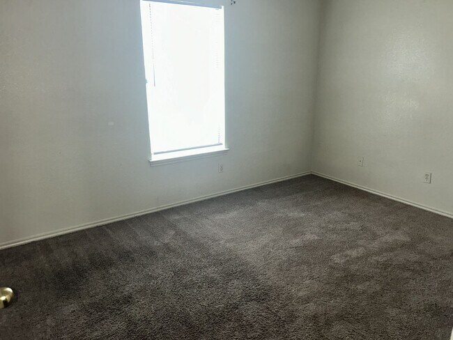 Building Photo - 2810 Alma Dr