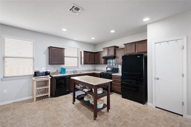 Building Photo - 213 Sambar Dr