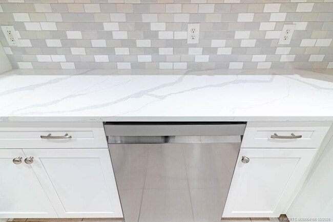 Building Photo - 356 SE Bloxham Way