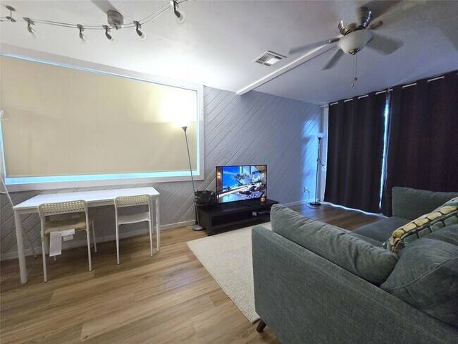 Building Photo - 7122 Wood Hollow Dr