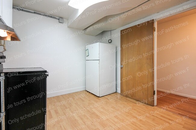 Building Photo - 160 SW Towle Ave