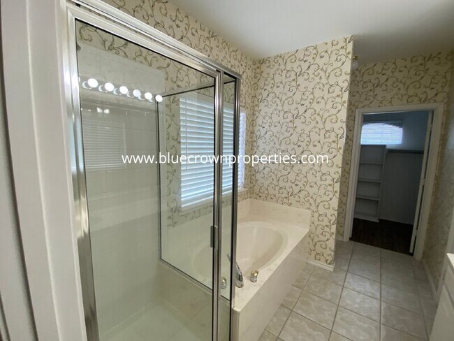 Building Photo - 1829 Carver Dr
