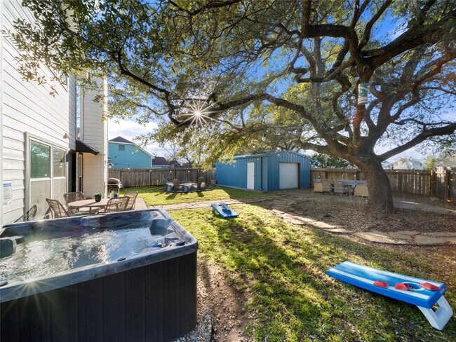Building Photo - 901 Oakcrest Cir