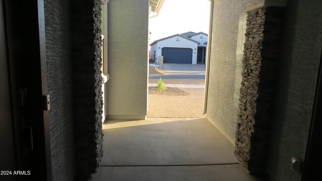 Building Photo - 7710 W Jackrabbit Ln