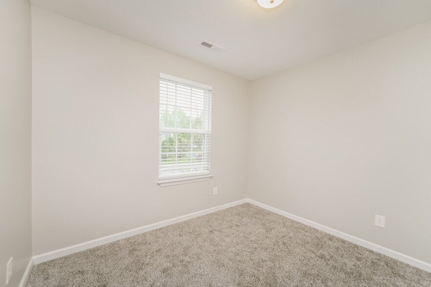 Building Photo - 8412 4 Sisters Ln