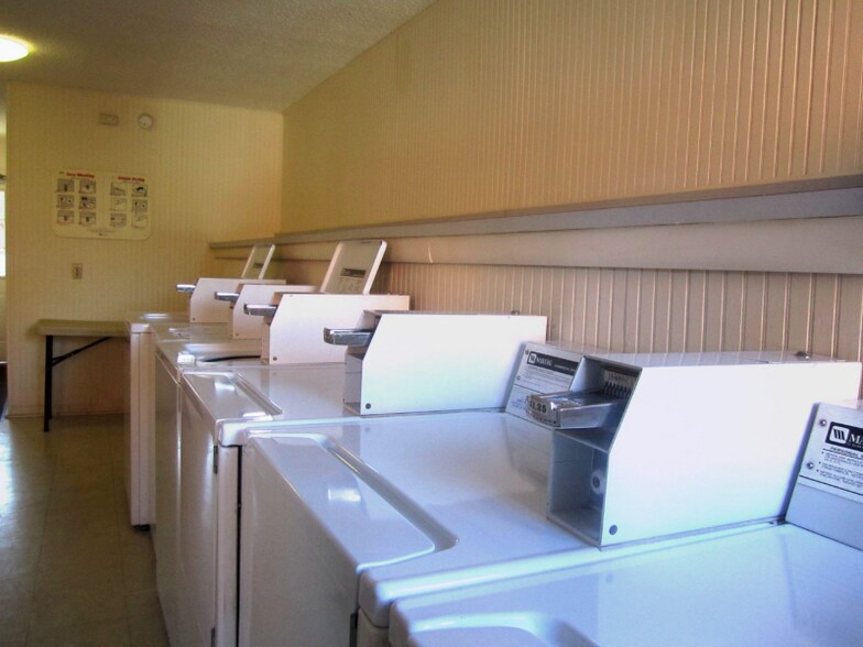 Building Photo - 664 E Cherry St