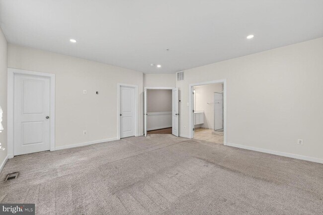 Building Photo - 5303 Greenwich Cir