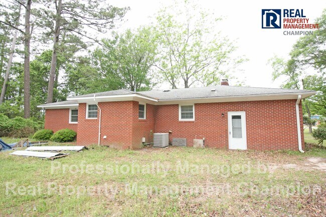 Building Photo - All Brick Ranch in the Heart of Hampstead