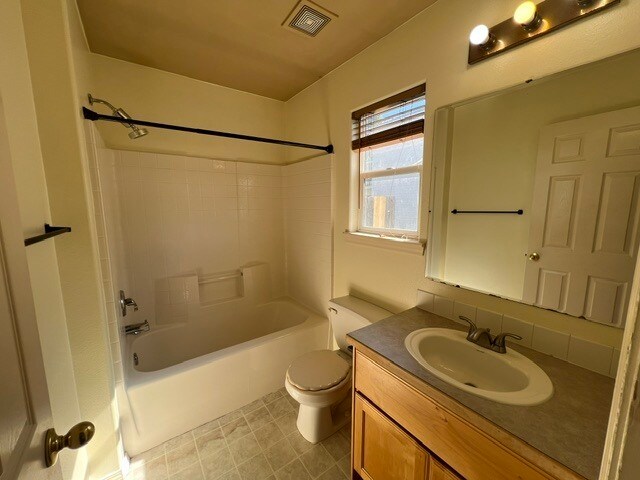 Building Photo - 3bed 3bath Great Meridian Location!