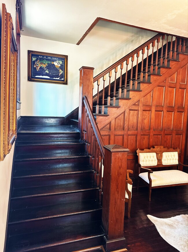 Building Photo - 406 W 1st St