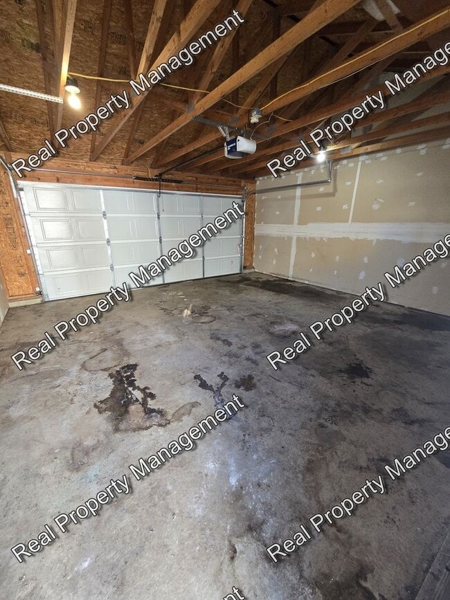 Building Photo - Updated 3 Bedroom Townhome