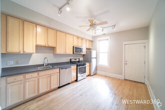 Building Photo - 3/2 Lakeview Duplex Available 5/1!  Centra...