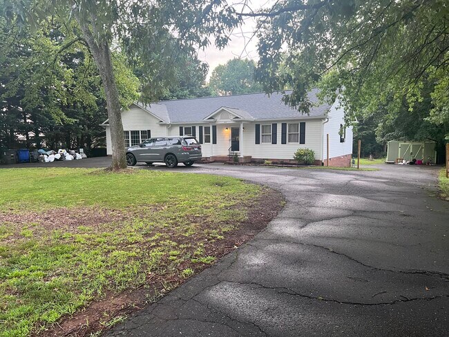 Primary Photo - 160 N Peace Haven Rd