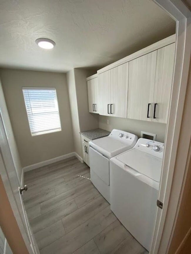 Building Photo - 3 Bed - 2.5 Bath, Large Townhouse - 2 Car Garage