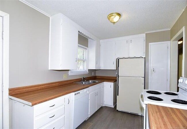 Building Photo - Remodeled 3 Bedroom House