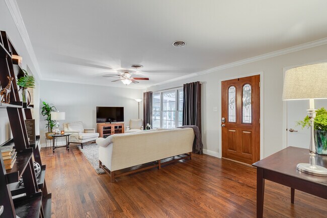 Entry - 2515 Sherwood St