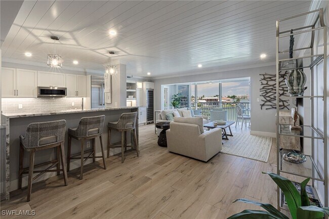 Building Photo - 250 Park Shore Dr