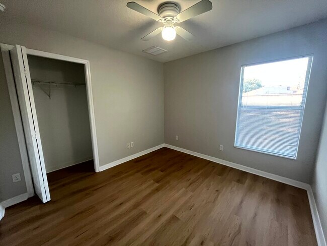 Building Photo - 7843 Foxgrove Dr