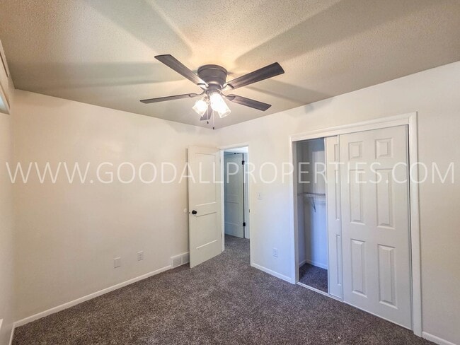 Building Photo - 4 Bedroom Split-Level Home for Rent in Urbandale – 2 Living Areas & Private Backyard!