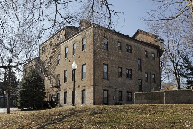 Building Photo - 719 Cedar Grove Ter