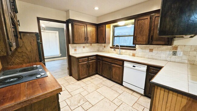 Building Photo - Four Bed/2 Bath Near Lake Hefner