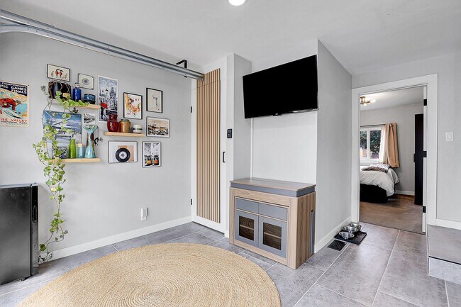 Building Photo - Modern and cozy 3 bedroom, 2 bath home