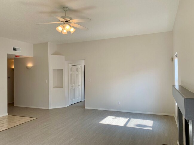 Building Photo - Lovely 3 Bedroom, 2 Bath In The NW!
