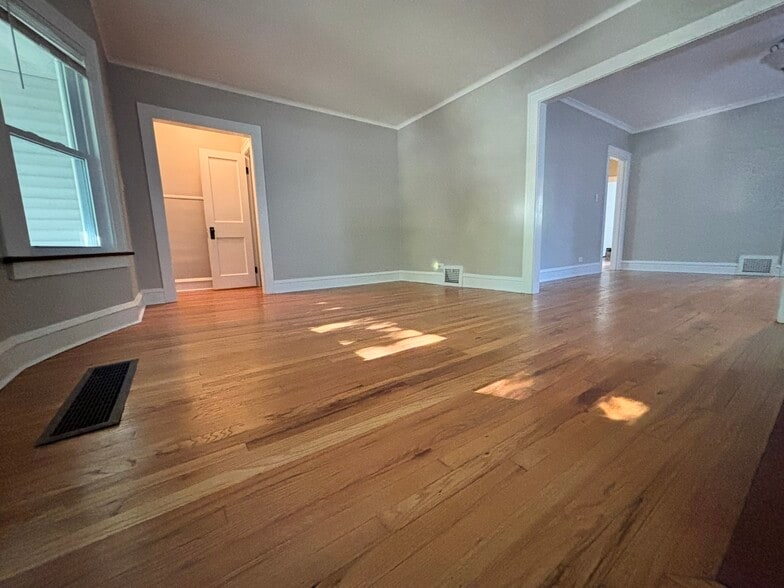 Building Photo - 1305 Hathaway Ave