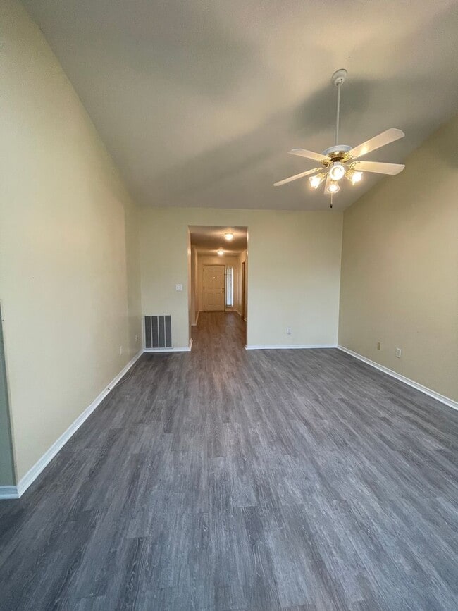 Building Photo - Maryville 37801 - 2 bedroom, 2 bath condo with a 1-car garage & sunroom - Call Tom Parry (865) 60...