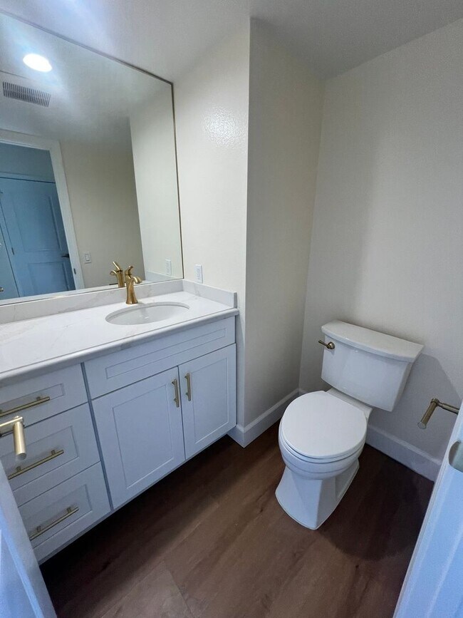 Building Photo - Thousand Oaks - 3 bedroom, 2.5 bath in the...