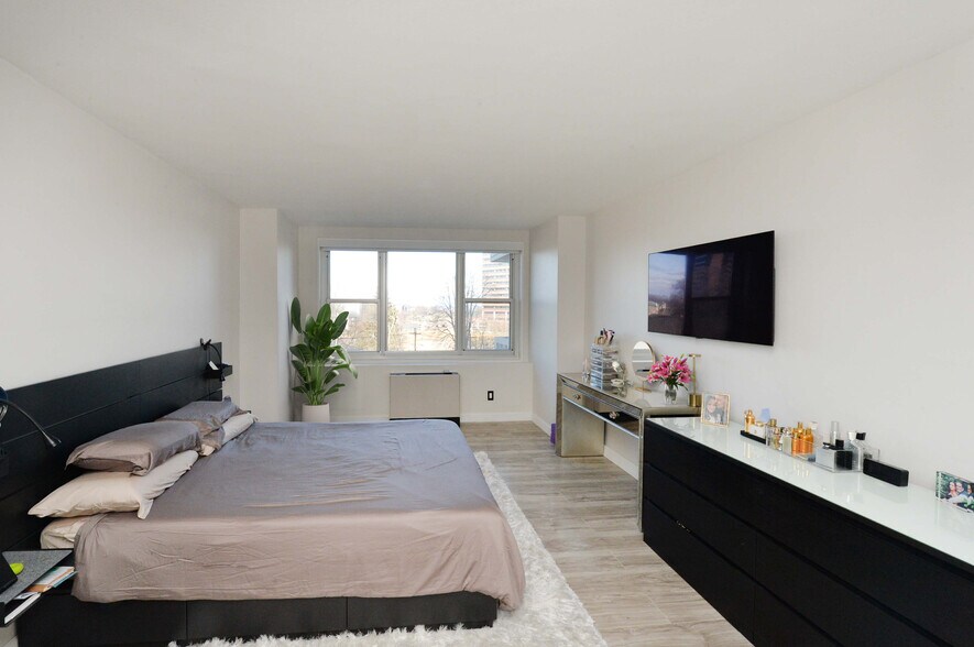 Bedroom - 2000 Linwood Ave