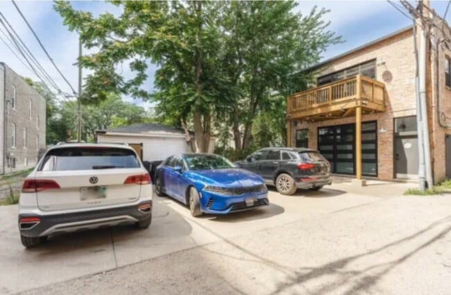 Building Photo - Gorgeous 2 bed 2 bath in the Uptown area