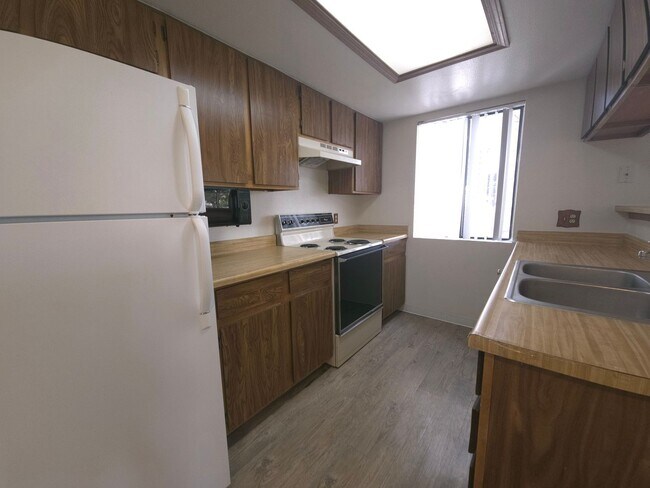 Building Photo - Ground floor condo, feels like home!