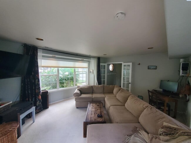 Building Photo - Pet friendly, avail July 1