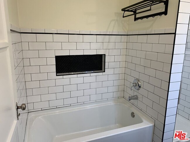 Building Photo - 1302 S Orange Dr