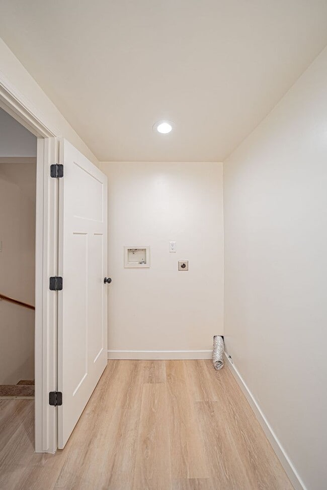 Building Photo - Spacious and recently updated, this 6-bedroom, 3-bathroom home in Ammon