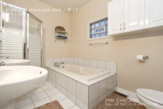 Building Photo - 2422 N Ashland Ave