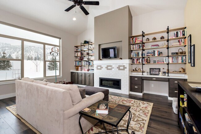Building Photo - 3 Bedroom 2 Bathroom Ranch Style Home in I...