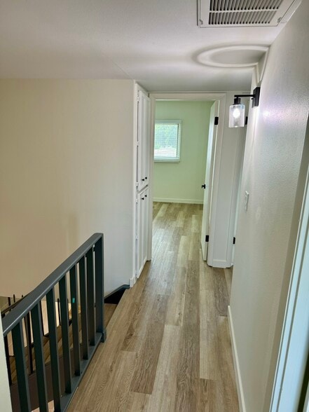 Building Photo - 2810 E Clarendon Ave