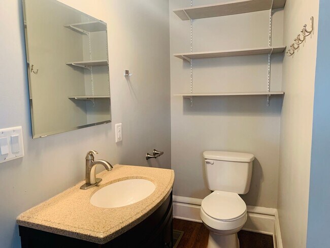 Building Photo - 3 bedroom 1.5 bath one block from Franklin Conservatory