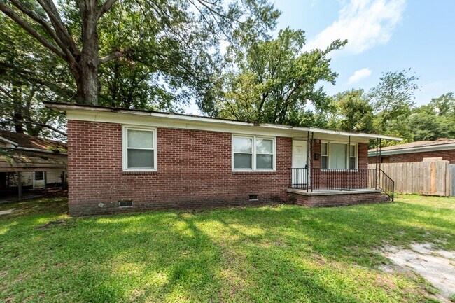 Building Photo - 3 Bedroom, 1 Bathroom Home in Waylyn Subdivision - North Charleston