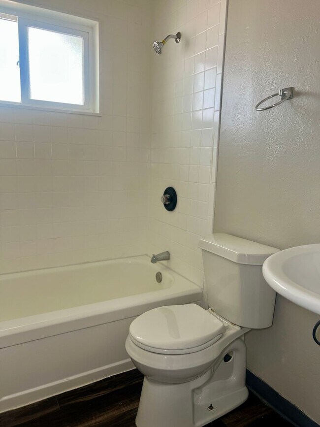 Building Photo - 2Bedroom 1Bathroom Top Floor Corner Unit in Westminster