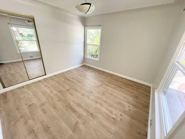 Building Photo - *** Gorgeous 4 bed 3 bath Single Family Ho...