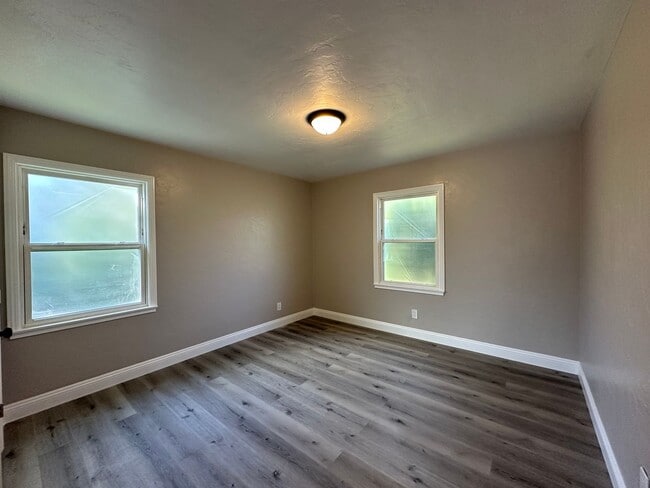 Building Photo - Remodeled Gem in Desirable Neighborhood