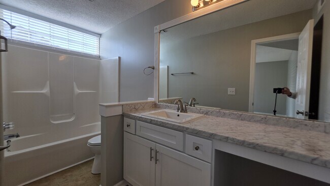 Building Photo - 8642 South Bridge Dr